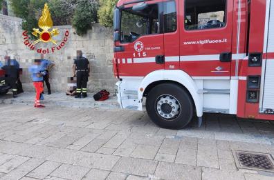 Matera, turista francese sta male durante un'escursione: soccorsa dai pompieri