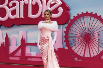 Bionda, abito rosa e mondo fatato: Barbie è plastica e nostalgia
