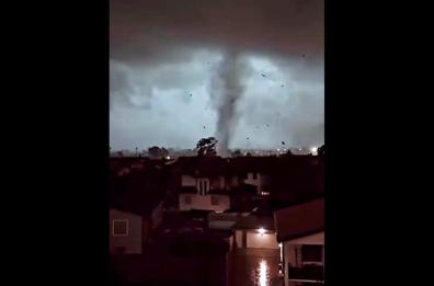 Milano, tromba d'aria a Cernusco sul Naviglio: tetti scoperchiati, alberi caduti e coltivazioni rovinate