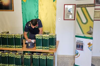 Ugento, sequestrati sette quintali di olio d'oliva: due foggiani nei guai