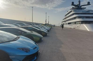 Monopoli, ad accogliere il Super yacht Emerald Azzurra c'è uno stuolo di Lamborghini