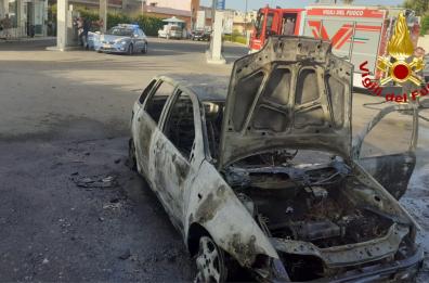 Salento, l'auto prende fuoco dopo il pieno: paura al distributore di carburanti
