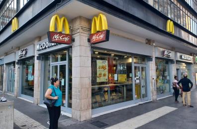 Bari, troppo caldo: Mc Donald's ammette il problema e chiude il locale di via Sparano. La protesta a Casamassima