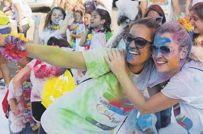 Mattinata, tutti in strada parte la corsa dei Colori