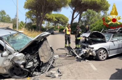 Lecce-Frigole: scontro frontale tra due auto, 2 feriti in codice rosso