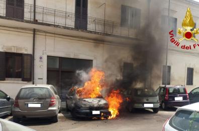 Lecce, a fuoco una vettura in via Montegrappa 