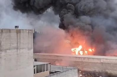 Cerignola, fiamme alte e fumo nero: incendio in un autoparco