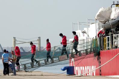 Taranto, sbarcati al porto 171 migranti soccorsi da nave Emergency Life Support