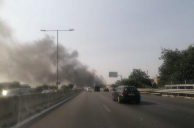 Bari, a fuoco capannone industriale in zona Santa Caterina: il vento fa bruciare le campagne circostanti. Fiamme anche in zona Casermette