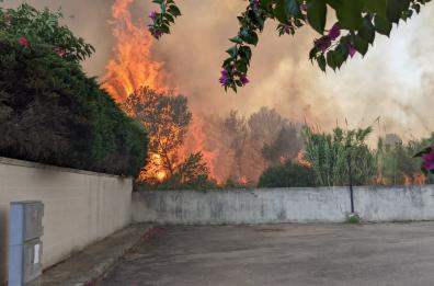 Inferno a San Cataldo: bruciano auto dei bagnanti, ville e ettari di pineta, canadair in azione