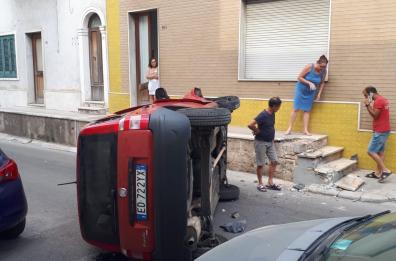 Monteroni, malore mentre è alla guida: anziano estratto dall'auto con una sega elettrica