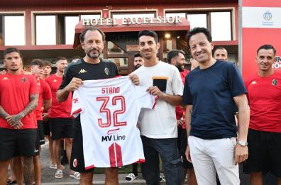 Roccaraso, De Laurentiis consegna la maglia del Bari al campione di marcia Stano