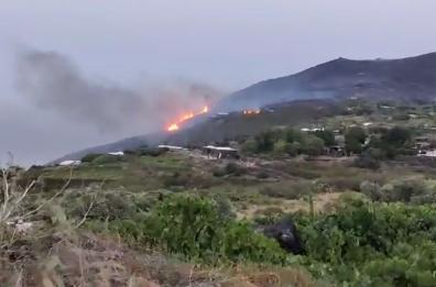Sicilia, incendio a Pantelleria: fiamme da contrada Khamma