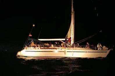 Barcone avvistato al largo delle coste pugliesi: a bordo 120 migranti