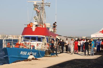 Bari, sbarcati gli 85 migranti della nave  Rise above: tra loro 10 donne e 25 minorenni 