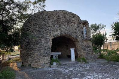 Cede una botola in una grotta nel Brindisino: ferita una 12enne