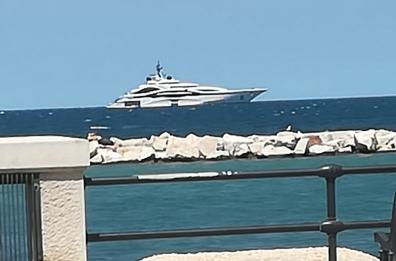 Bari, avvistato sul lungomare il megayacht Al Lusail dell'emiro del Qatar