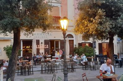 Kim Basinger in vacanza nel Salento avvistata alla «Farmacia Balboa» di Tricase