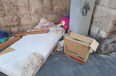 Bari discarica a cielo aperto: dai materassi ai vetri, i rifiuti soffocano la città
