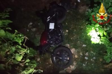 Fasano, la moto va fuori strada e finisce nel dirupo: ferita una coppia