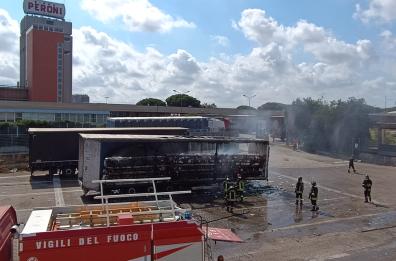 Bari, incendio all'esterno dello stabilimento Peroni: a fuoco un intero carico di bottiglie di birra