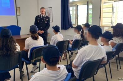 San Vito dei Normanni, 16 &laquo;mini-vigili&raquo; visitano la sede della compagnia dei Carabinieri