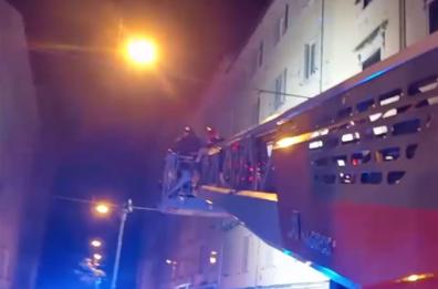 Trieste, incendio in palazzina in via della Guardia: 7 persone in ospedale