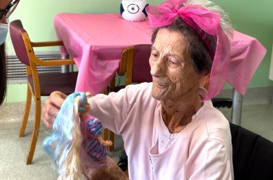 Nella Rsa di Campi Salentina la Doll Therapy contro l'Alzheimer è affidata a Barbie