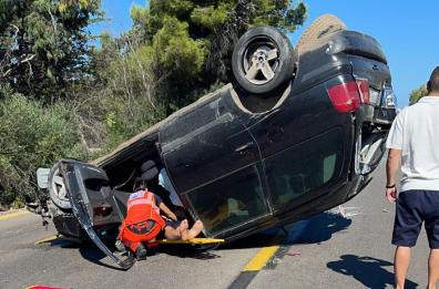 Ostuni,  perde il controllo dell'auto e si ribalta: un uomo in ospedale