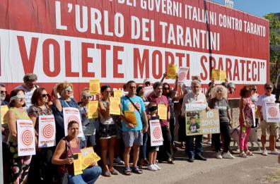 Taranto, manifesto contro i decreti «Salva Ilva»: «Se ci volete morti, sparateci»