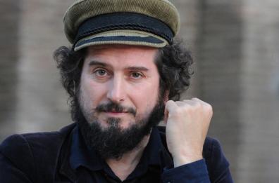 Mola di Bari, a Vinicio Capossela il premio dedicato al cantaprotestautore «Enzo del Re»