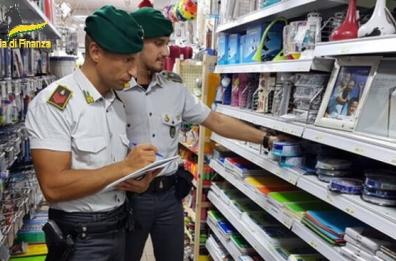 Cosmetici senza etichette, gioielli e articoli pericolosi: la GdF ne sequestra 188mila nel Tarantino