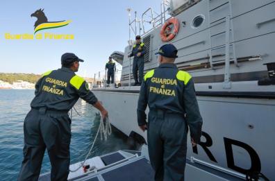 Controlli a tappeto della GdF nelle marine e sui pescherecci: 23 lavoratori irregolari dal Gargano al Salento