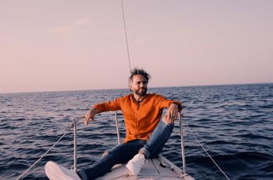 «Donerò», il viaggio di un migrante «sorridente» nel nuovo singolo del pugliese Paolo Pace