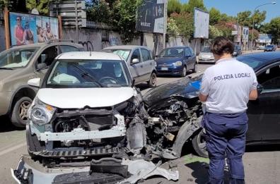 Maxi-incidente a Foggia: quattro mezzi coinvolti, due feriti, una donna in fuga