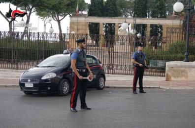 Taranto, madre e figlio 16enne vendevano droga in casa: un arresto e una denuncia