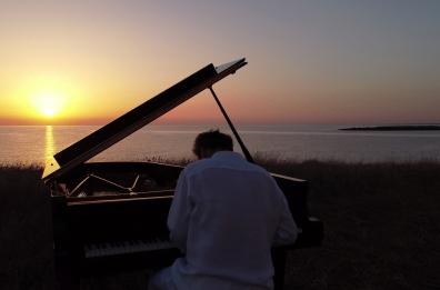 «Infinita Maris», presentato l'ultimo lavoro di Mirko Signorile, ode al mare e alla natura