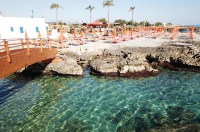 Ottagono, un ponticello su acque cristalline del lido che sa coccolare