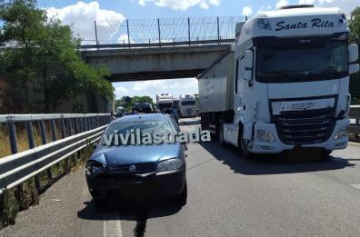 Tamponamento sulla SS100 a Casamassima: un camion e 3 auto coinvolti, 3 feriti
