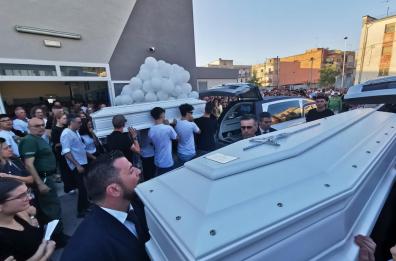 Canosa, commozione e grande partecipazione ai funerali dei due 17enni