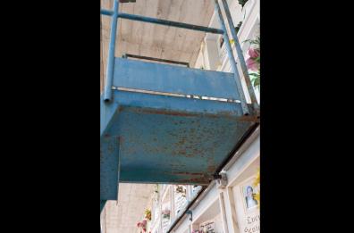 Cimitero di Barletta, scale vecchie e pericolose per accedere alle lapidi in alto