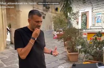 Bari vecchia, marea di rifiuti abbandonati per strada: l'ira di Decaro