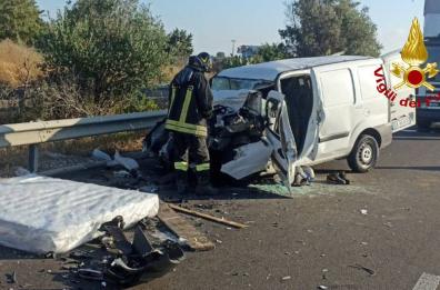 Gallipoli, furgone si schianta sulla SS101, conducente rimane incastrato: in ospedale