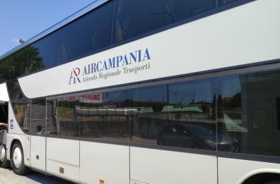 Passeggero vuole scendere dal bus Napoli-Foggia e strappa le chiavi dal quadro: l'autista salva 70 passeggeri