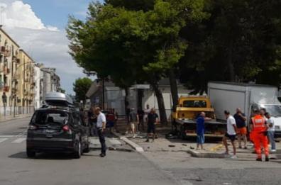 Foggia, violento scontro tra un'auto e un carro in viale Ofanto