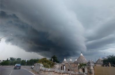 Maltempo sulla Valle d'Itria: nuvoloni a Locorotondo e a Polignano bomba d'acqua