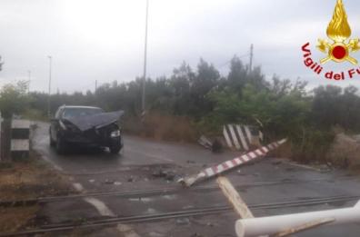 Erchie, auto sfonda passaggio a livello e urta treno in transito: illeso il conducente