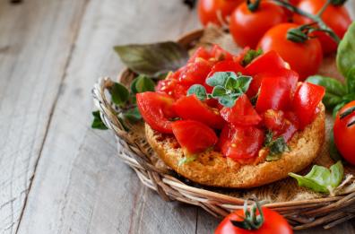 Ode alla frisa pugliese, il piatto tipico dell’estate
