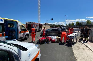 Bari, in Vespa in via Fanelli finisce contro un'auto in corsa: muore 78enne