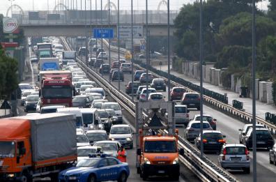 Bari: al via il grande esodo d’agosto, fine settimana da bollino nero. Incidenti a Bari e a Monopoli, SS16 paralizzata
